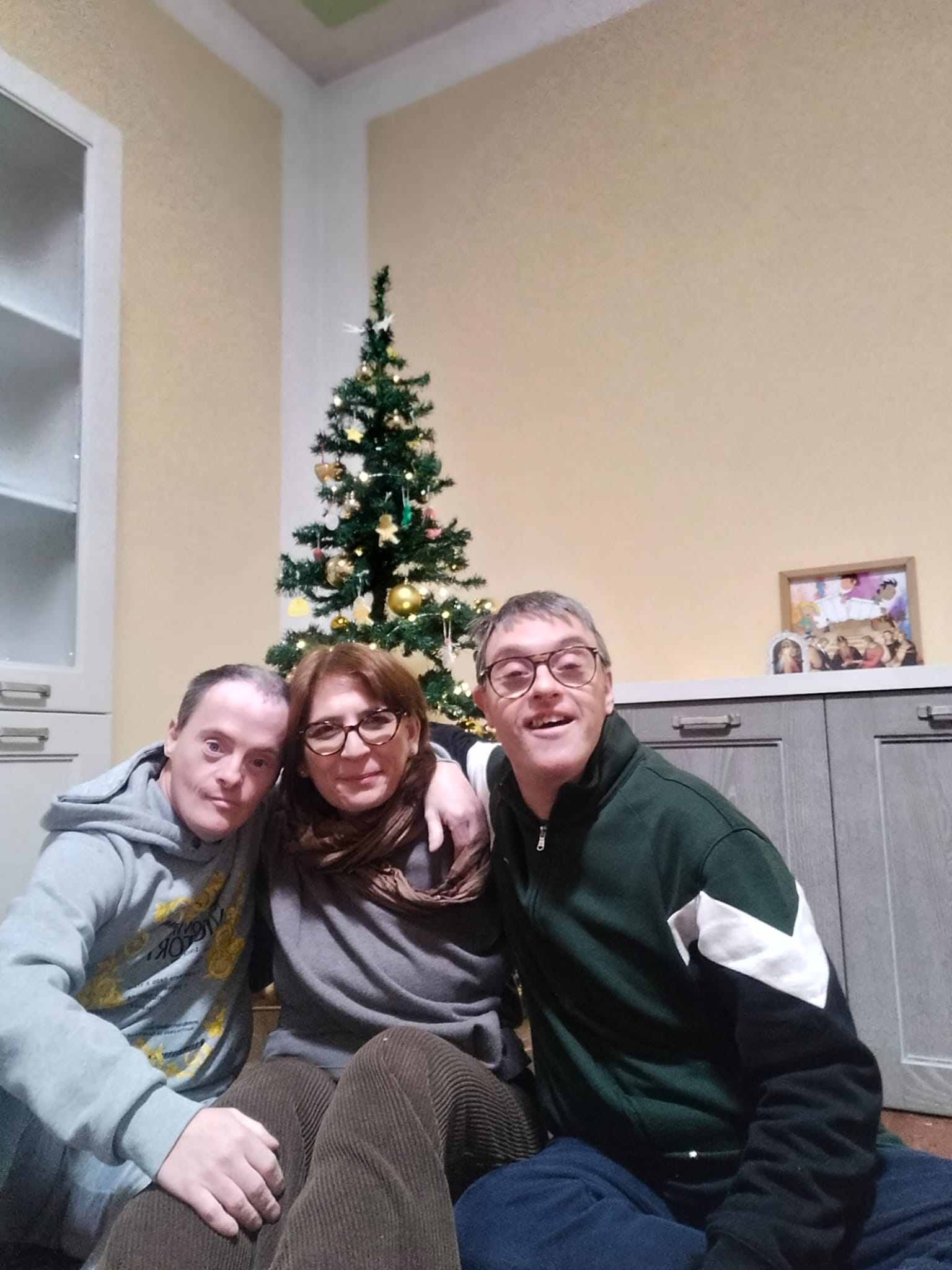 Momento in casa con albero di Natale